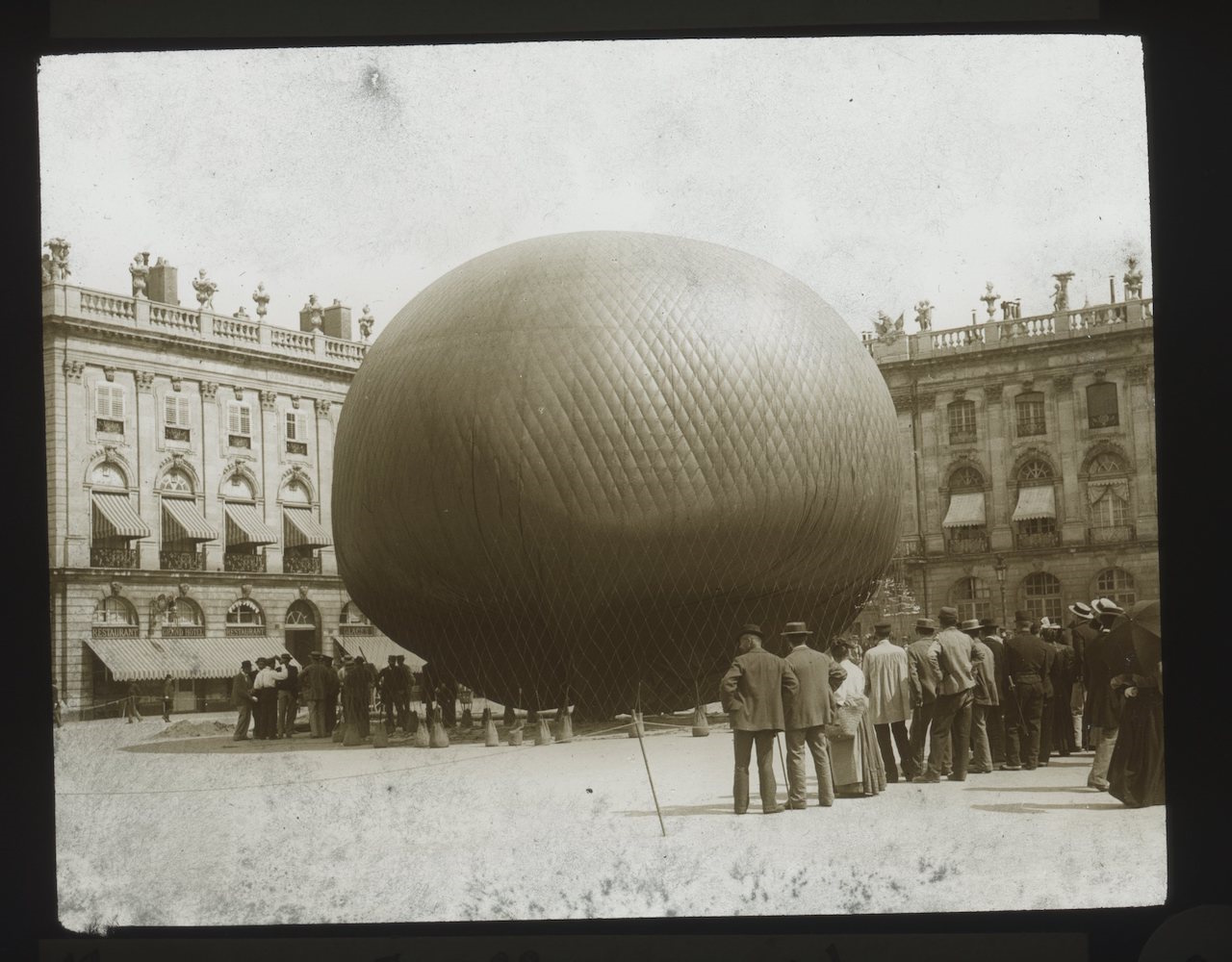 Victor Riston, Nancy, Gonflement d'un ballon, v. 1901, plaque de verre mono, gélatino-bromure d'argent (c) Image’Est 