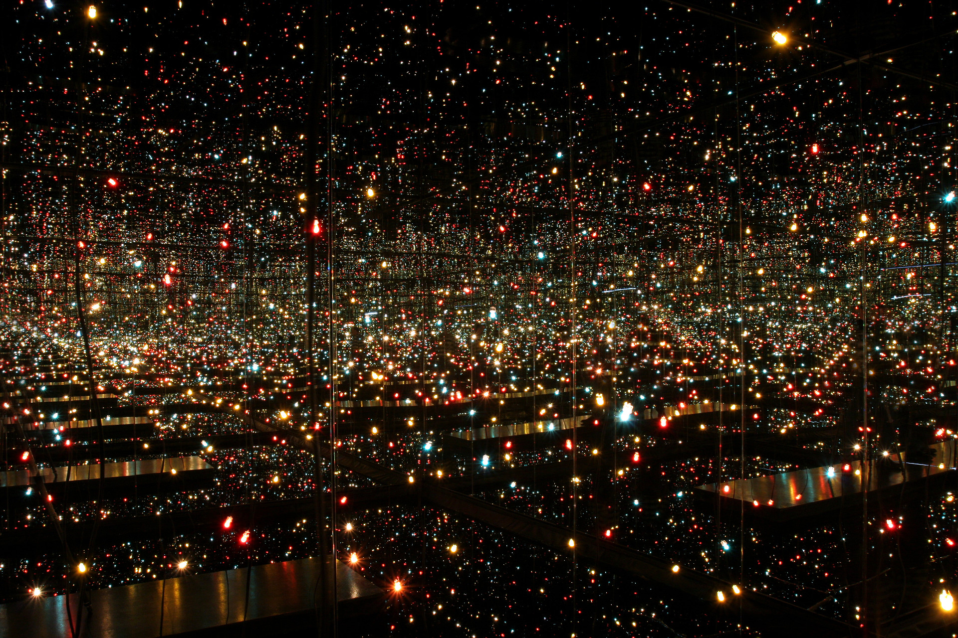 Yayoï Kusama, Infinity Mirror Room Fireflies on Water, 2000, dépôt du FNAC