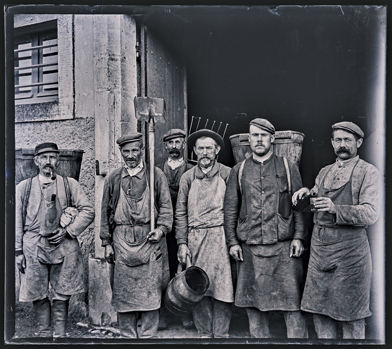 Georges Thiry, Vignerons à Vic-sur-Seille en 1907. Négatif gélatino-argentique sur plaque de verre, inv. 2019.0.1297