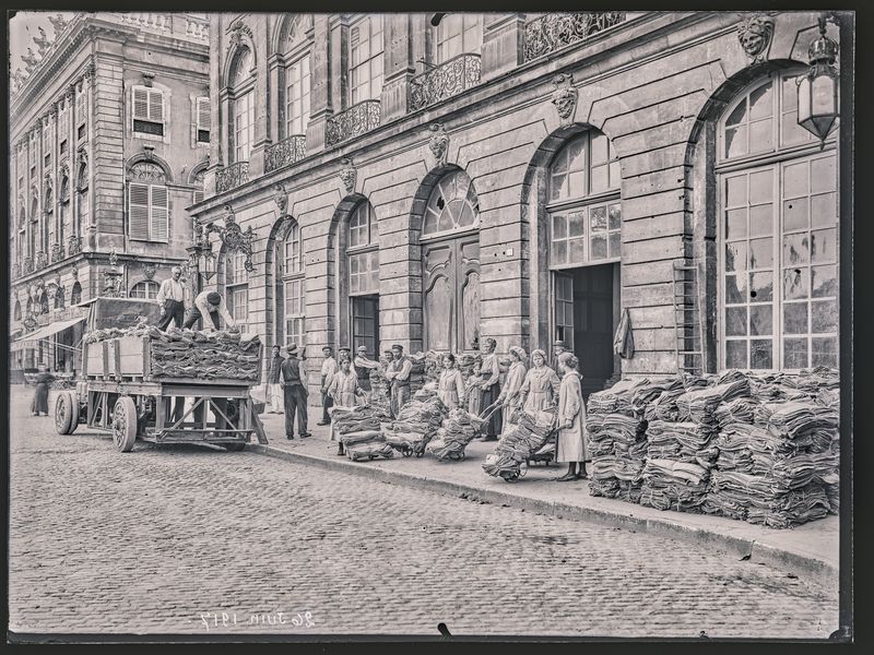 Anonyme, Femmes œuvrant à l’effort de guerre, 26 juin 1917. Négatif gélatino-argentique sur plaque de verre, inv. 2019.0.4376