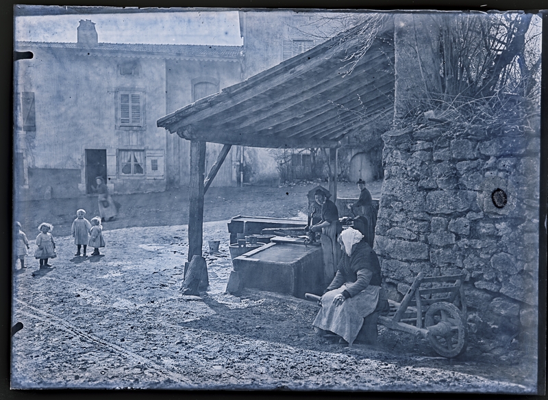 Anonyme, Lavoir à Vandœuvre en 1904. Négatif gélatino-argentique sur plaque de verre, inv. 2019.0.3443