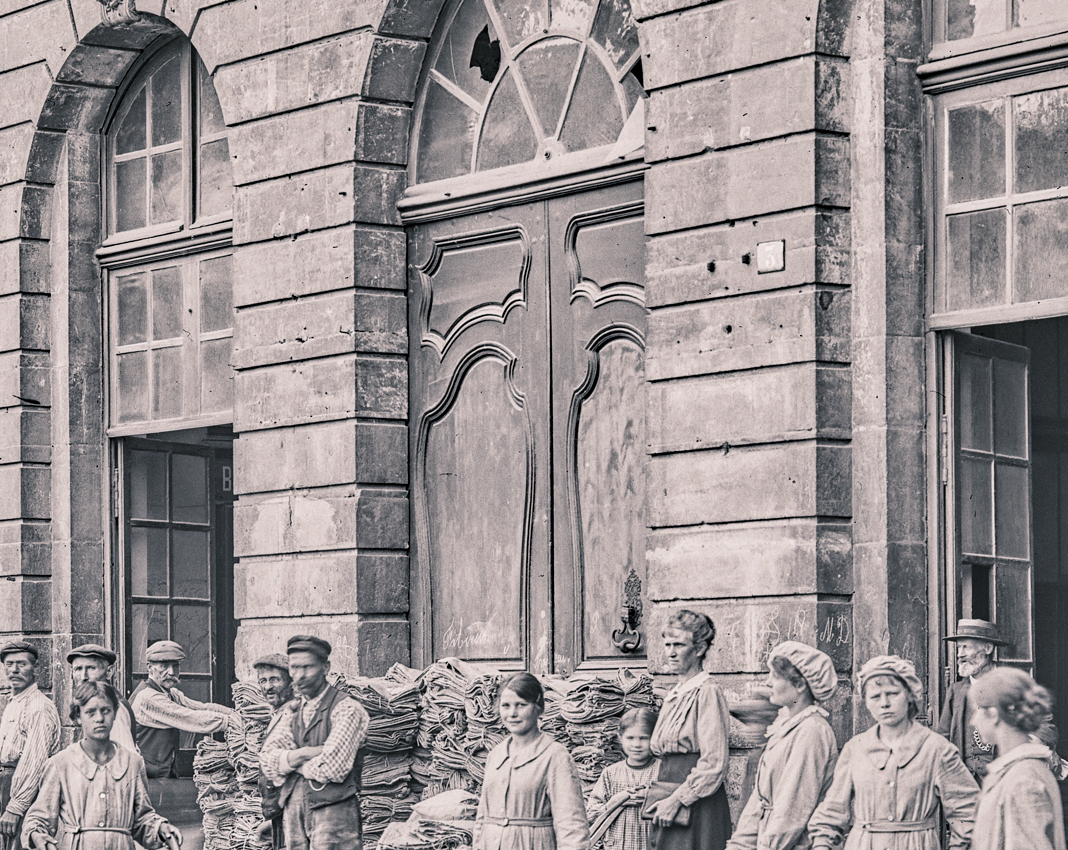 Anonyme, Femmes œuvrant à l’effort de guerre, 26 juin 1917. Négatif gélatino-argentique sur plaque de verre, inv. 2019.0.4376