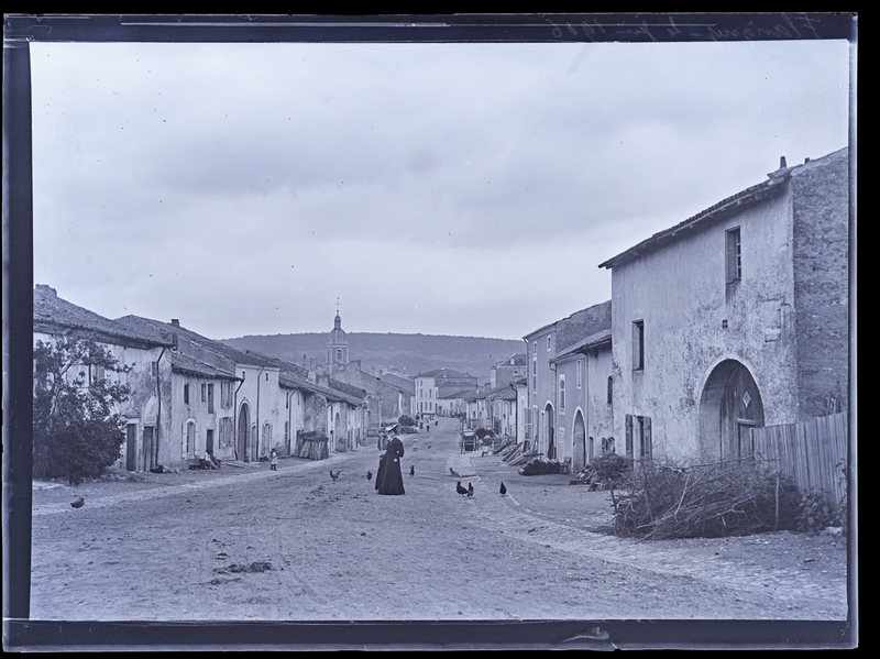 Félix Roy, La rue principale de Flavigny-sur-Moselle en 1906. Négatif gélatino-argentique sur plaque de verre, inv. 2019.0.793