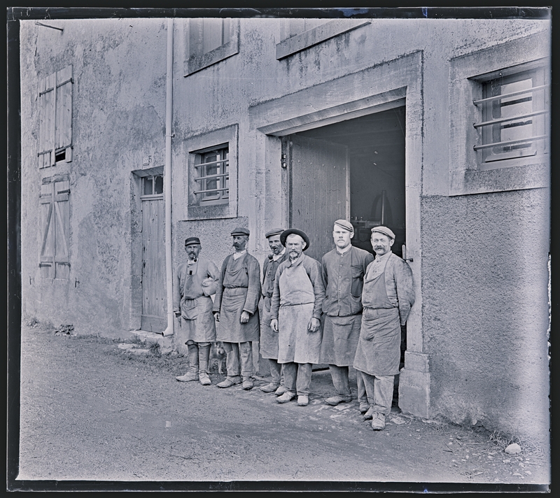 Georges Thiry, Vignerons à Vic-sur-Seille en 1907. Négatif gélatino-argentique sur plaque de verre, inv. 2019.0.1296