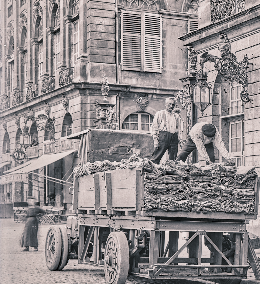 Anonyme, Femmes œuvrant à l’effort de guerre, 26 juin 1917. Négatif gélatino-argentique sur plaque de verre, inv. 2019.0.4376