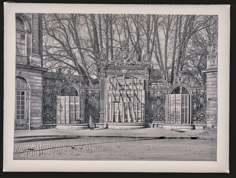 Anonyme, Fontaine de Neptune protégée des bombes durant la Première Guerre mondiale, vers 1914. Négatif gélatino-argentique sur plaque de verre, inv. 2019.0.4523