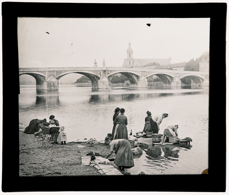 Félix Roy, Lavandières au bord de la Moselle à Pont-à-Mousson vers 1900. Positif gélatino-argentique sur plaque de verre, inv. 2019.0.5328