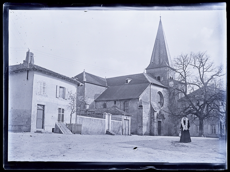 Félix Roy, La place de l’église à Liverdun en 1906. Négatif gélatino-argentique sur plaque de verre, inv. 2019.0.818