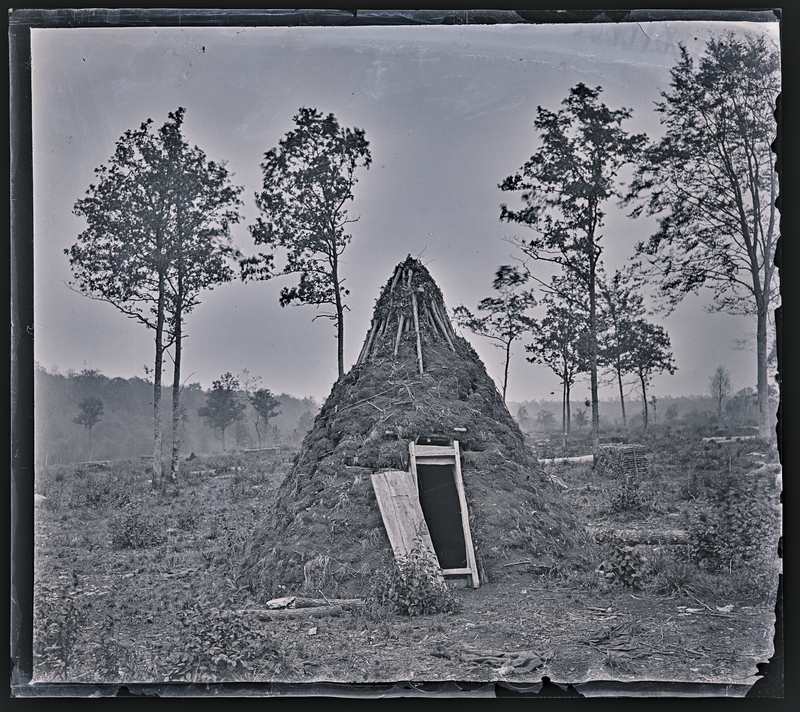 Georges Thiry, Hutte de bûcherons dans la forêt de Haye, 1906. Négatif gélatino-argentique sur plaque de verre, inv. 2019.0.1640