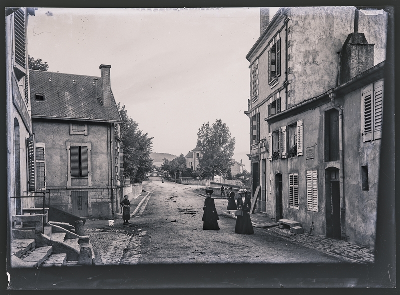 Félix Roy, L’entrée du village de Custines vers 1910. Négatif gélatino-argentique sur plaque de verre, inv. 2019.0.2739