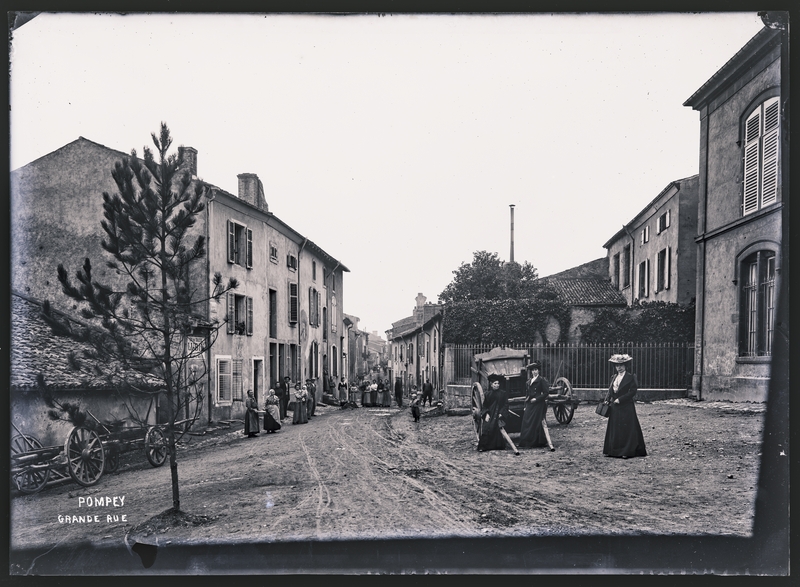 Félix Roy, La Grande rue de Pompey vers 1910. Négatif gélatino-argentique sur plaque de verre, inv. 2019.0.2956