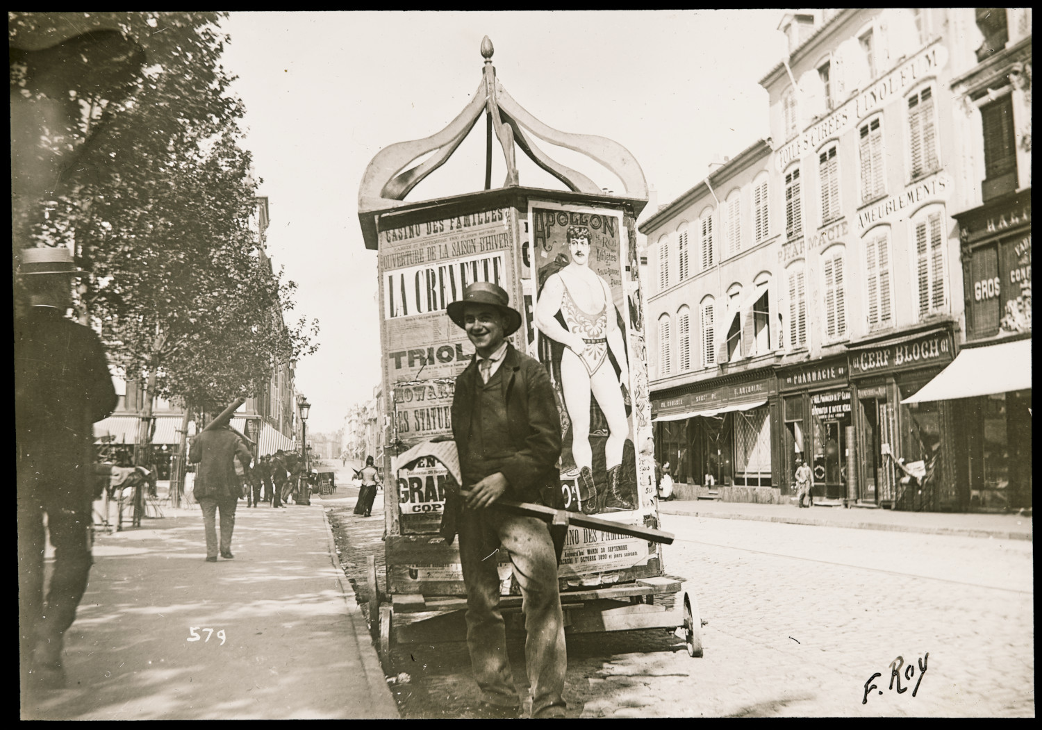 Félix Roy, Une publicité ambulante à Nancy, 1890. Positif gélatino-argentique sur plaque de verre, inv. 2019.0.5236