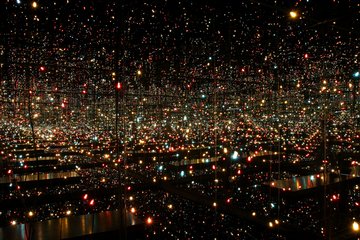 Yayoï Kusama, Infinity Mirror Room Fireflies on Water, 2000, dépôt du FNAC
