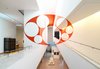 Felice Varini, Ellipse orange évidée par sept disques, 2000, peinture murale acrylique réalisée in situ © Adagp, Paris, 2018